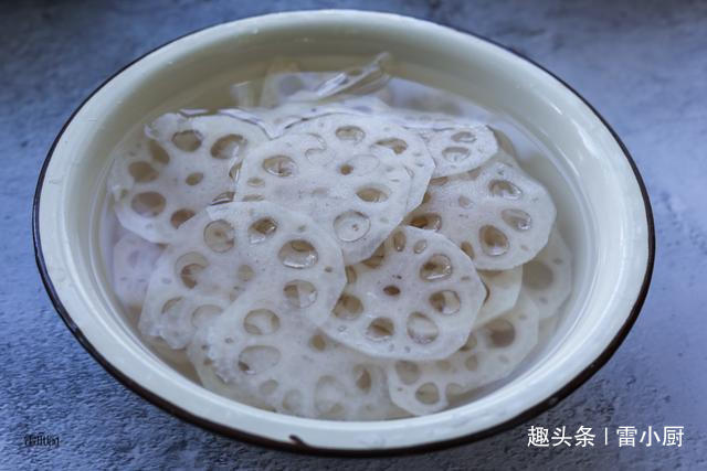 特别|莲藕焯水就发黑,教你1个小技巧,莲藕又白净又爽脆,特别好吃