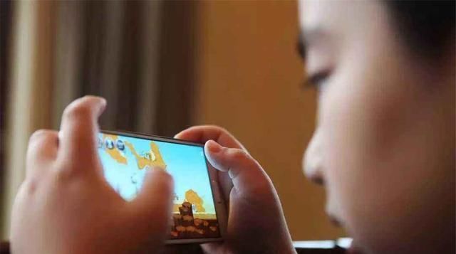 爸爸|孩子几岁配手机最好?教育家:不是10岁也不是15岁,这个年纪刚好