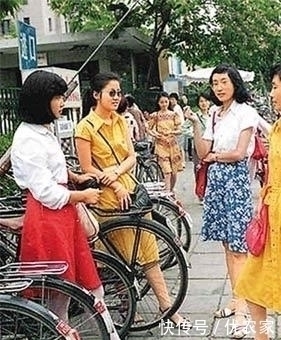 通迅 50年代到2010年代流行服的演变,你还记得小时候穿过的款式