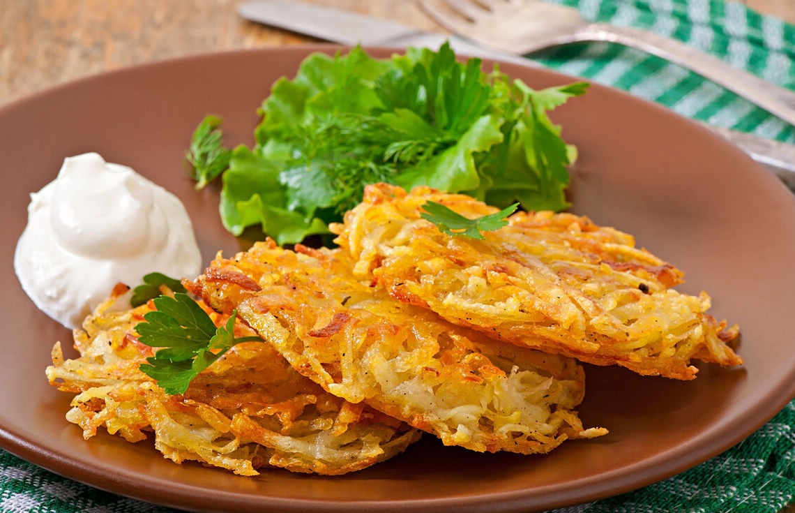 免揉面的土豆丝饼，外酥里嫩超香甜，做法超简单，家常美味早餐