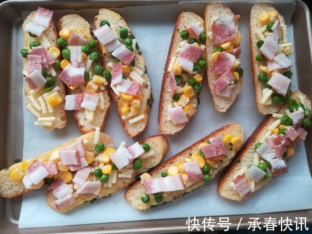 芝士香葱面包迷你披萨,食材简单味道绝佳,一点都不费劲