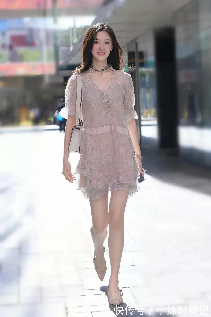 甜美 清纯甜美的小姐姐,迈步间透着女神范