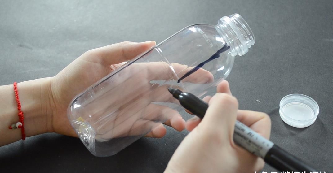  省钱|塑料瓶我再也不扔了, 改造一下, 粘在厨房里有大用处, 省钱又实用