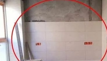 师傅|朋友家装修,师傅坚持铺地砖上墙,没想到入住后这么好