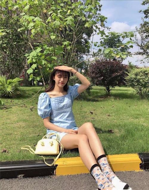 别再露脚踝了！今年露袜才是真时髦，看到“玻璃袜”上腿后，慕了