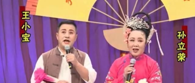 赵本山|乡爱花絮遭质疑,“刘能媳妇”搂“赵玉田”猛亲,两人关系不一般