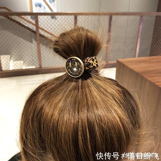 女士们|建议女士们出门,别披头散发!一定要扎个头发,不仅减龄更加干练