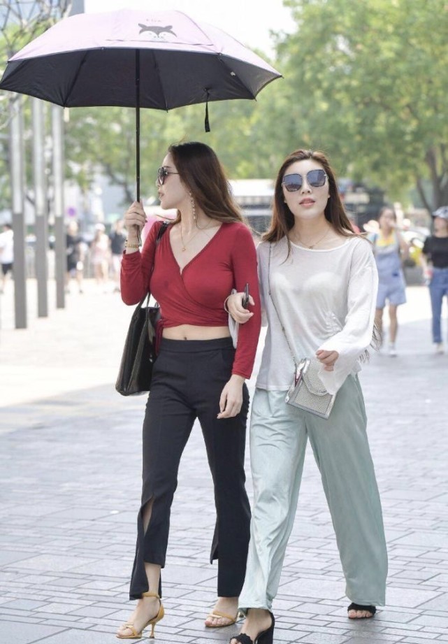 白色冰丝圆领抽绳上衣搭配青色长裤,清新自然,时尚优雅