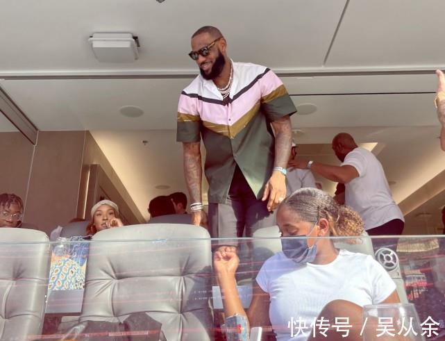 奥尼尔|詹姆斯现身超级碗引欢呼!奥尼尔魔术师亮相,库里再成洛杉矶公敌