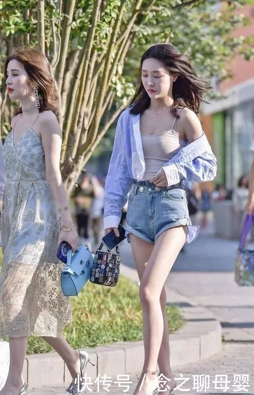 身材高挑 牛仔热裤搭配高跟鞋,大长腿展示得淋漓尽致,凸显小姐姐的优雅