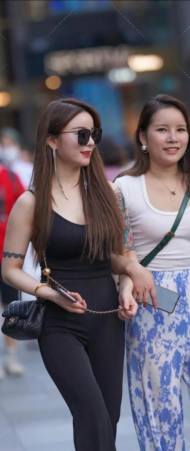 打底裤 打底裤的透气性比较好,手感比较柔软,贴着肌肤的时候比较舒适