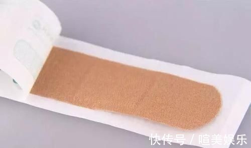 晚上别着急睡，脚底贴个创可贴，第二天神奇的事发生了，后悔才知道