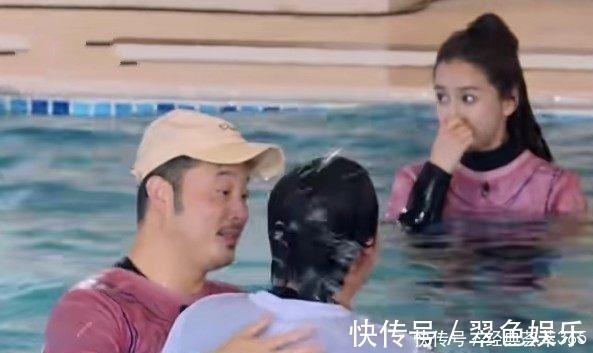 惩罚|杨颖接受惩罚落入水中，抬起头时鼻子突然“变形”伸手救场都晚了