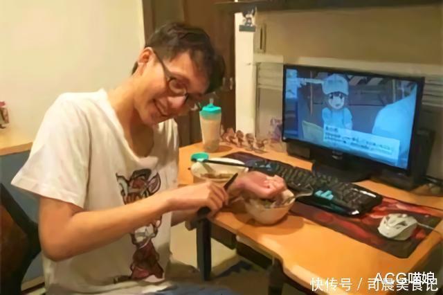 小哥|日本小哥沉迷日漫《工作细胞》不可自拔,于是他将伤口二次元化了