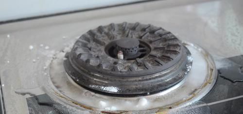 煤气灶台|厨房灶台怎么洗干净?教你不用一滴水,轻松去除灶台油污,真管用