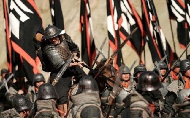 蚂蚁|大军刚扎好营寨,将军看到一群蚂蚁,马上下令让全军撤离,违令者斩!