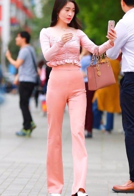美女|美女穿搭：时尚女生喇叭裤穿搭，衬托气质女人味，时髦又洋气！