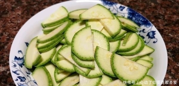 春末遇到此菜别手软,堪称植物“美白丸”,常吃晒黑的皮肤也白了