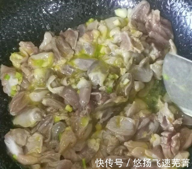 蒜薹炒鸡杂,下酒下饭棒极了!
