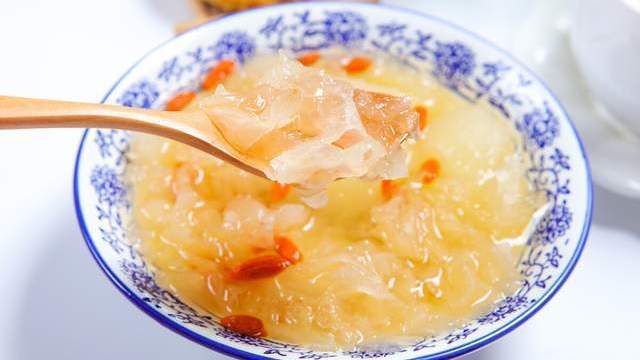 煮银耳汤时,牢记这3个诀窍,银耳出胶快又多,汤汁黏稠味道香