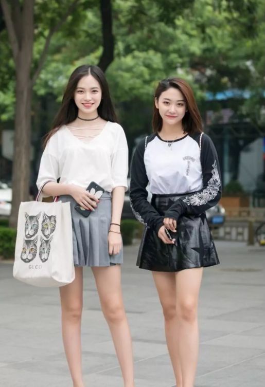 上衣|精致脸庞的小美女,深色上衣搭配热裤,轻松秀出白皙的大长腿