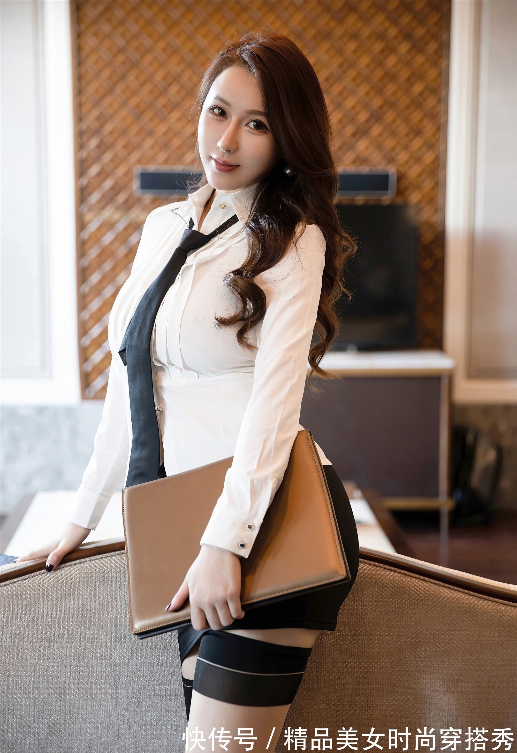 高跟鞋 美女姐姐穿白衬衫,第一眼就给人一种英姿飒爽的视觉