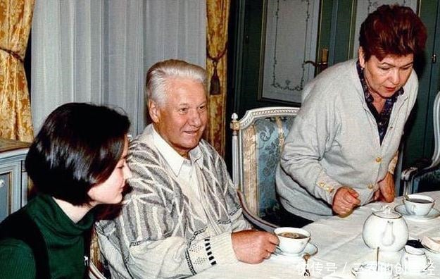 说法|普京的腕表戴在右手,这么做有啥讲究看看他走路姿势你就知道了!