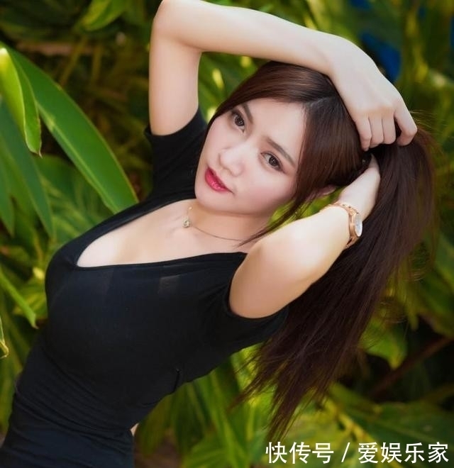 优雅|清新时尚的小姐姐,丰腴美丽性感,紧身短裙勾勒出好身材!