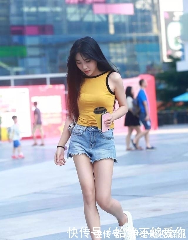 青春|街拍：青春活泼的个性小姐姐，又有大女人的成熟优雅