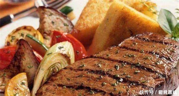 先端|为什么吃牛排时,服务员会先端来柠檬水别傻傻喝掉,容易闹笑话