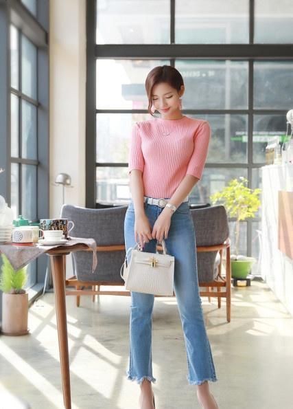 街拍小姐姐修身版的牛仔裤,优雅中带着时尚俏皮感,少女感十足