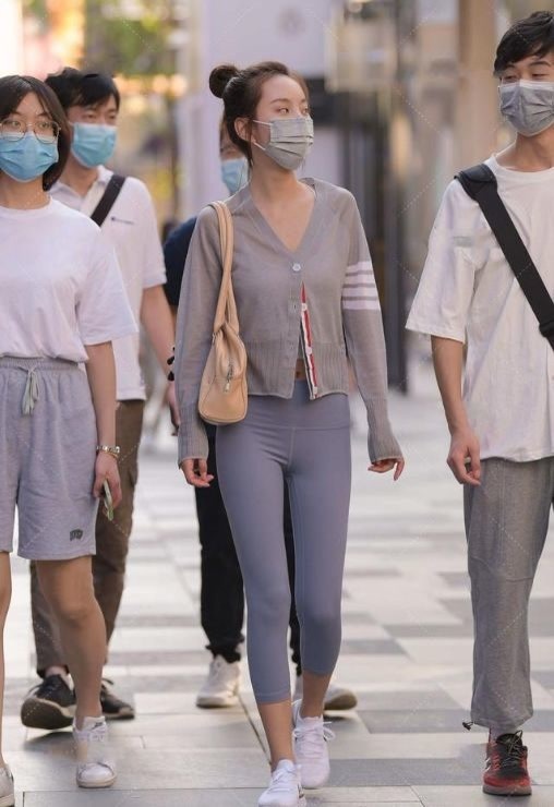 修身长裙 深灰色修身长裙,上身舒适,时尚大气