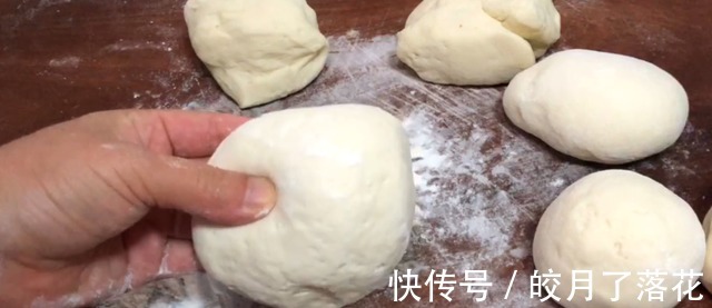 蒸馒头发面有人用白糖，有人用鸡蛋，却不知用它发面，馒头更蓬松！