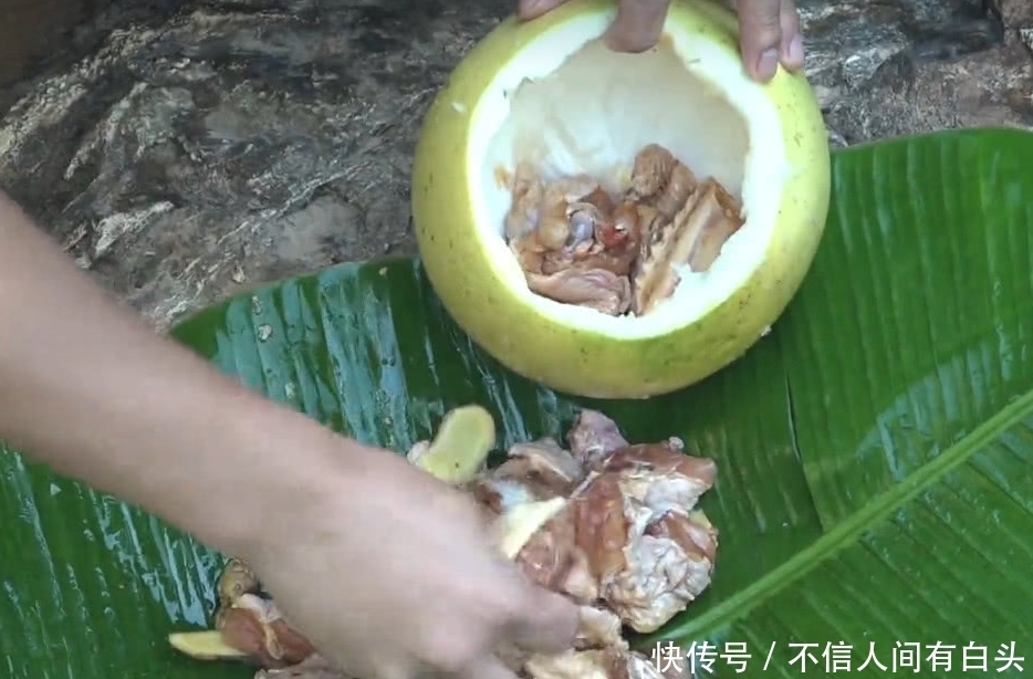 柚子|农村小伙把柚子掏空后,放了十几块鸡肉进去煮,揭开之后尴尬了