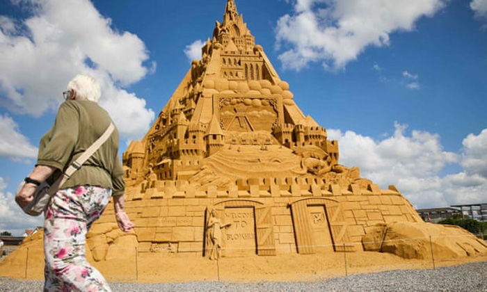 沙堡|21.16米！世界最大沙堡在丹麦亮相 灵感源自新冠病毒 World’s biggest sandcastle constructed in Denmark