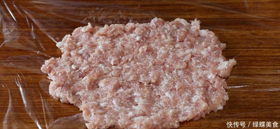 水煮蛋吃腻了,教你鸡蛋和猪肉的特色做法,外脆里嫩,里面流黄