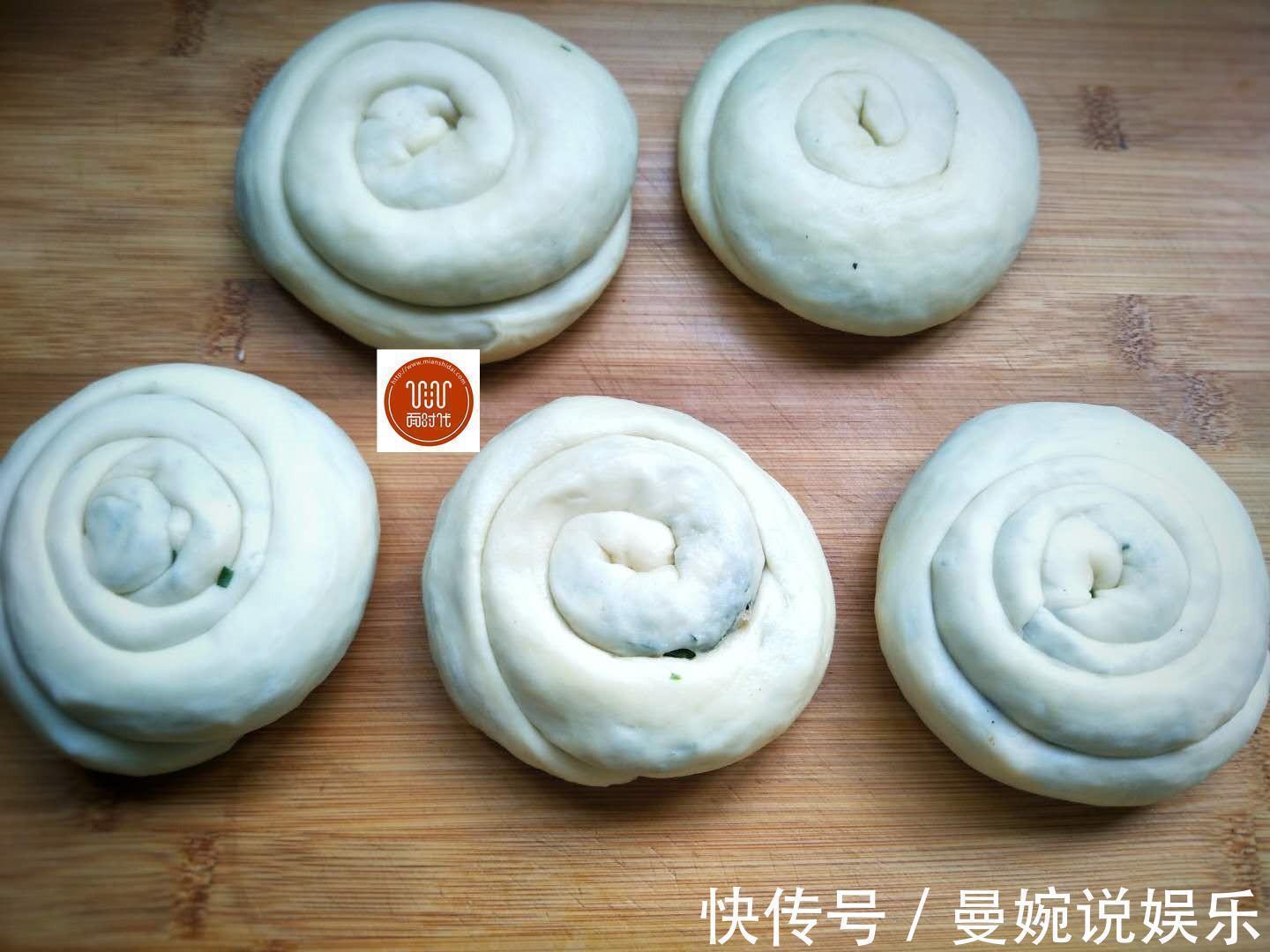 厨路|这样的韭菜盒子很少见,一抻一卷,皮薄馅大,层层酥脆,做法简单