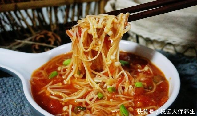 金针菇里加1个番茄,我家一周吃6次,做法简单,比吃肉还过瘾
