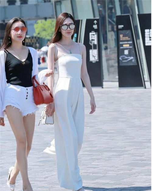 街拍:白色的阔腿裤很显美女的优雅大气,婉约又非常的别致,活力十足