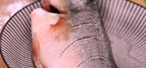  鲈鱼最经典的做法，鲜嫩可口，汤鲜味美，学会了又是一道硬菜