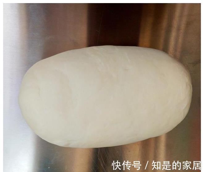 吃腻|吃腻了馒头,试试这款香煎小油卷,表皮松软底部酥脆,无敌美味