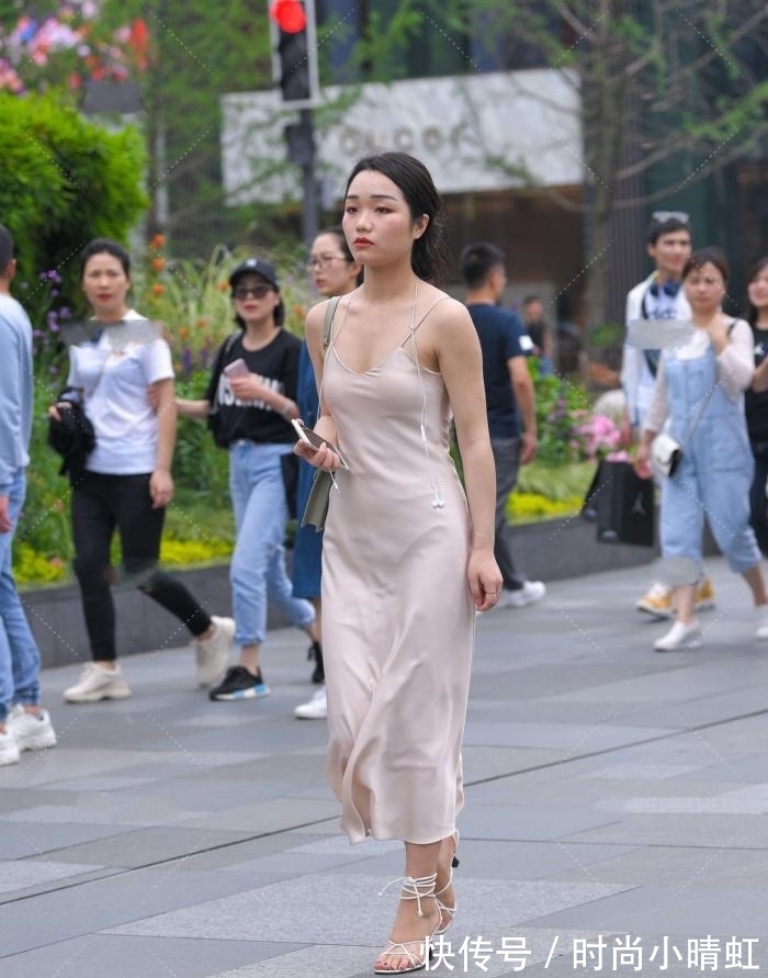 小姐姐 长裙优雅的穿着,体现出一种别样的时尚
