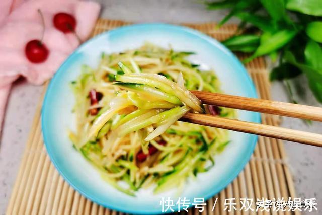 清洗干净|夏季,我常吃这2样,擦丝加料简单一拌,5分钟端上桌,低脂还美味