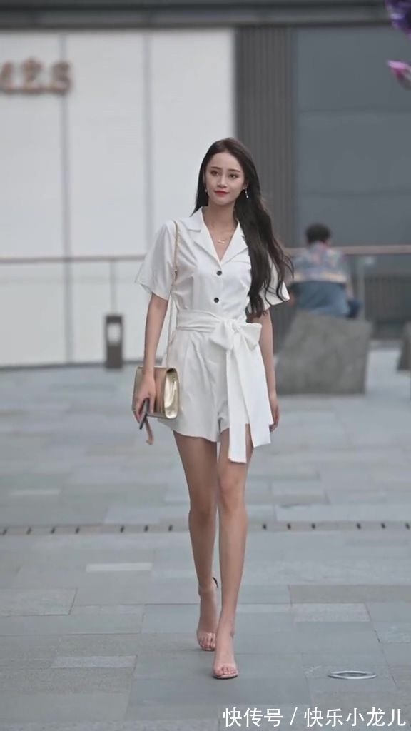气质 披肩秀发的白色连衣裙美女，简约中透着个性感，气质凸显