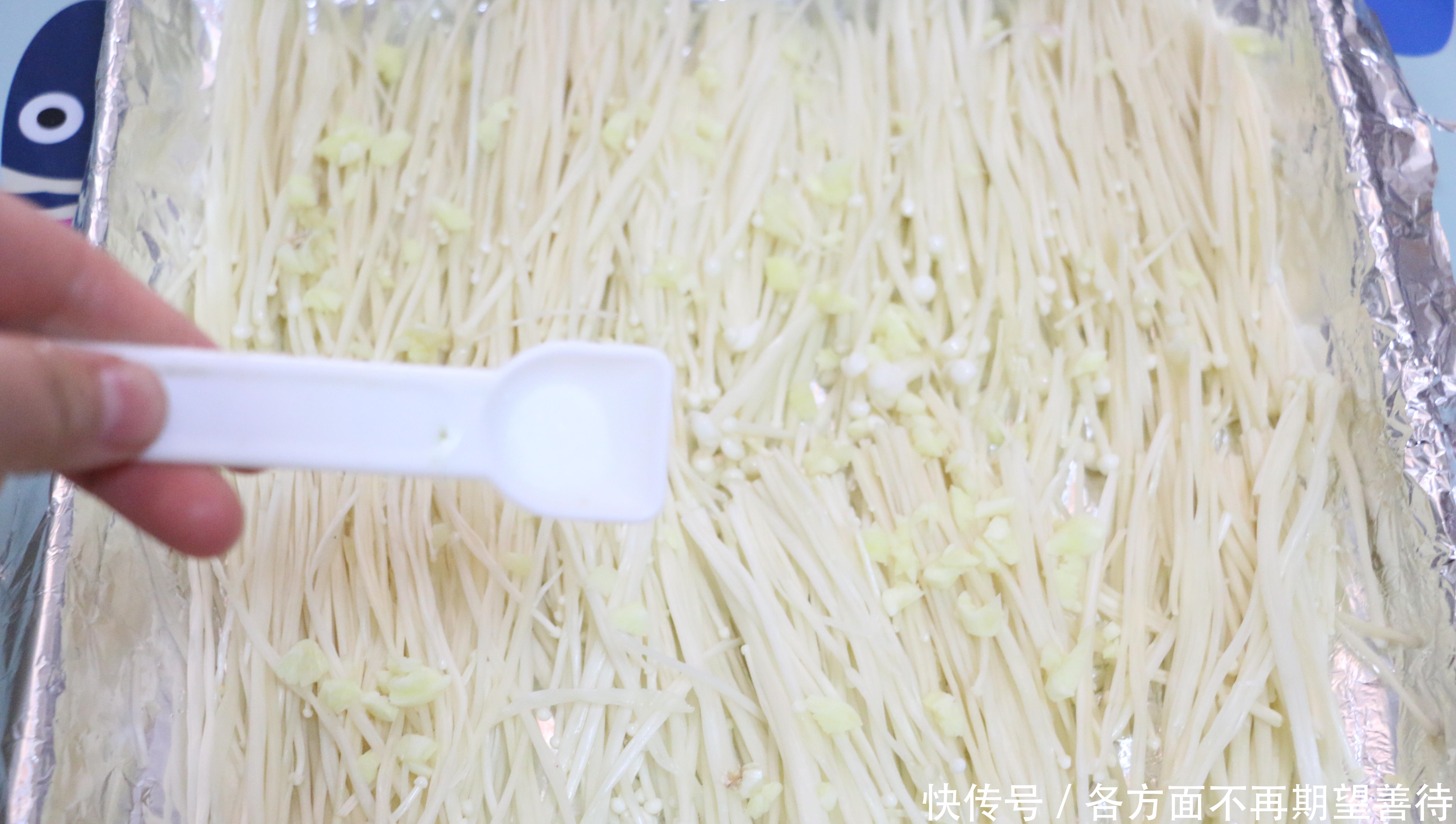 金针菇别只会涮火锅和炒了,不煮不炸,做一道香味浓郁,下饭菜