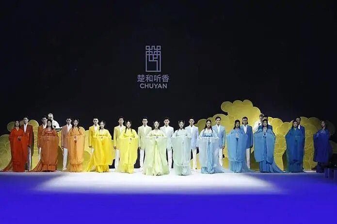 巴黎时装不算什么,当中国汉服走上国际时装周,外国人都被惊艳了