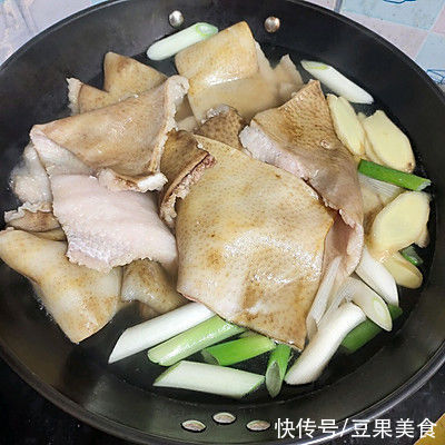 料酒|早晨来一碗水晶肉皮冻，大人小孩都爱吃