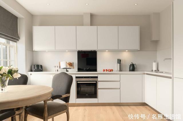 小家电|越来越多人厨房不装吊柜了，聪明人喜欢这样设计，好看又实用