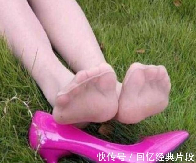 初体验者 时尚的尖头高跟鞋,修饰漂亮的大长腿,提升女人的品味!