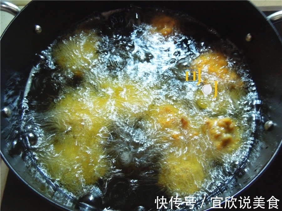 秋天又可以大口吃肉了，干炸丸子做起来，一口一个，外焦里嫩